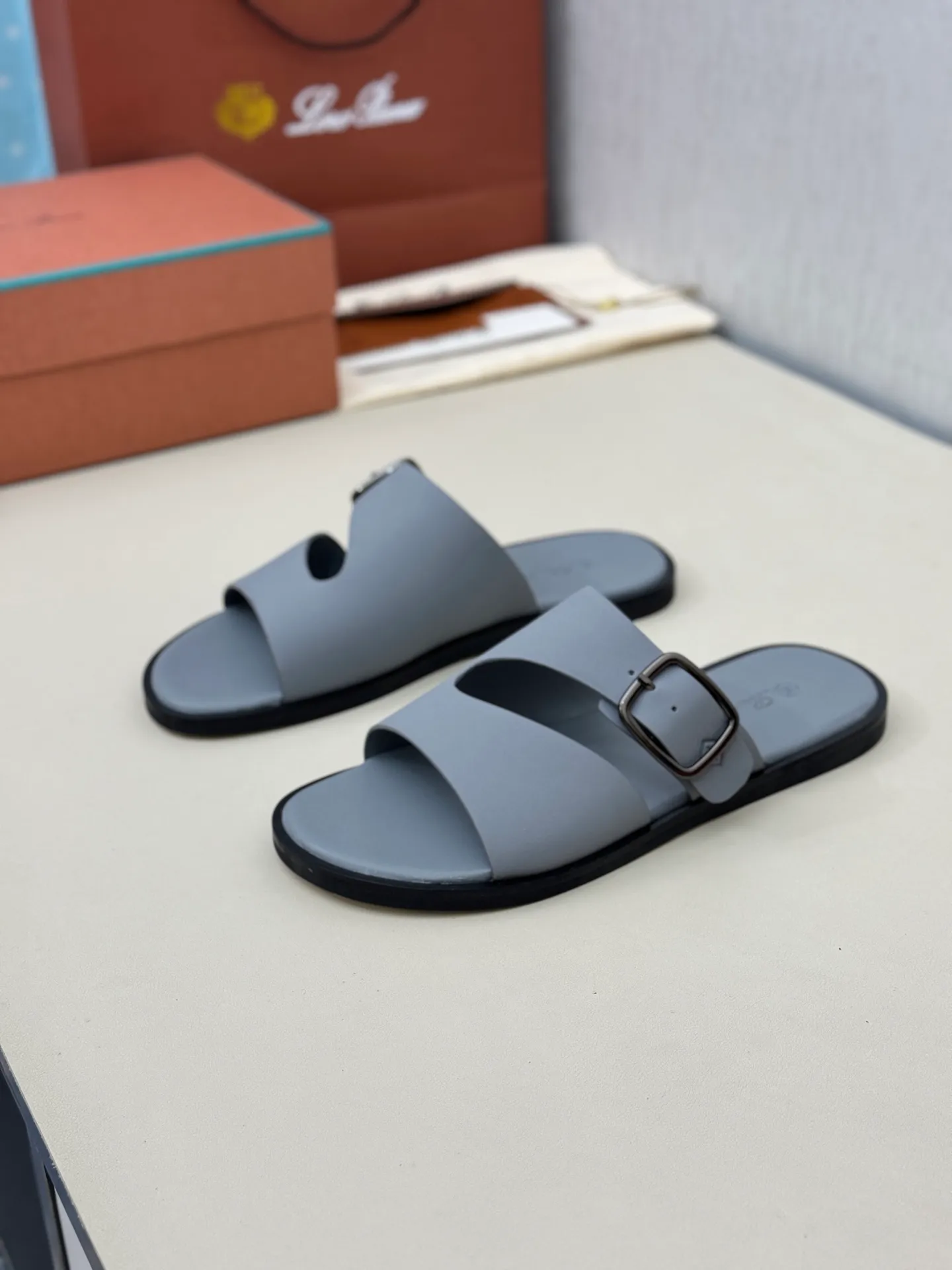👟👟Ex-factory price 480👟👟 LP Loro Piana*👉Top genuine high-end early spring model👉Buy the original 1:1 copy💯💯💯 Founded the existing Loro Piana company on April 24, 1924. It is now the sixth generation of family business, providing high-quality products to customers who are discerning about taste and quality. ❤️Imported silk calfskin fabric, imported grade A sweat-absorbent and breathable lining 💯💯💯 Purely handmade 💯Authentic packaging Original one-to-one molded outsole The favorite sandals of Middle Eastern tycoons Code number: 38-46 (38, 45, 46 customized)